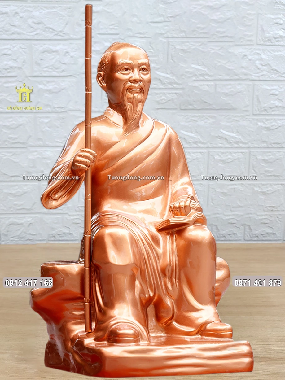 Hình ảnh nhìn nghiêng của bức tượng đồng